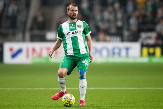 Hammarbys Mads Fenger Nielsen med bollen