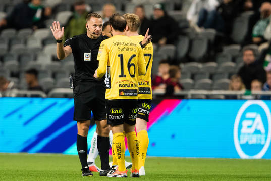 Domare Kristoffer Karlsson talar med Elfsborgs Robert Gojani