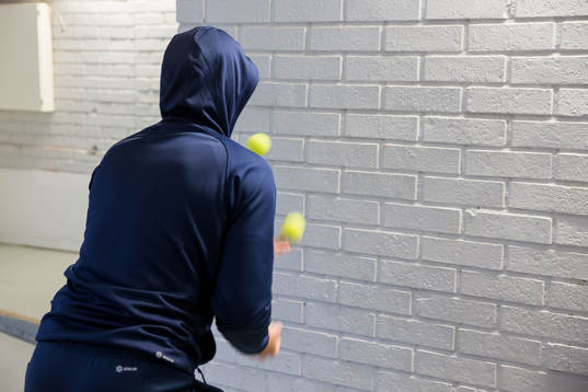 Spelare värmer upp innan ishockeymatchen i