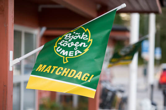 Björklövenflagga innan ishockeymatchen i