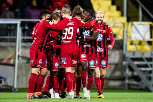 Östersunds Dino Islamovic blir omkramad