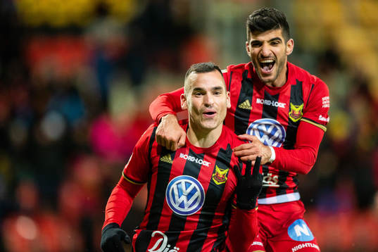 Östersunds Dino Islamovic blir omkramad av Rewan Amin