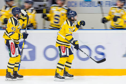 Södertäljes Sebastian Dyk och Nicolai Meyer blir grattade