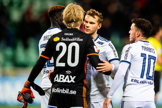Sundsvalls Sundsvalls målvakt William Eskelinen tackas av