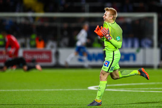 Norrköpings målvakt Isak Pettersson jublar