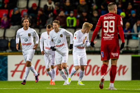 Brommapojkarnas spelare jublar