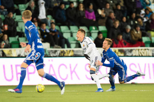 Djurgårdens Fredrik Ulvestad jagas av Sundsvalls David