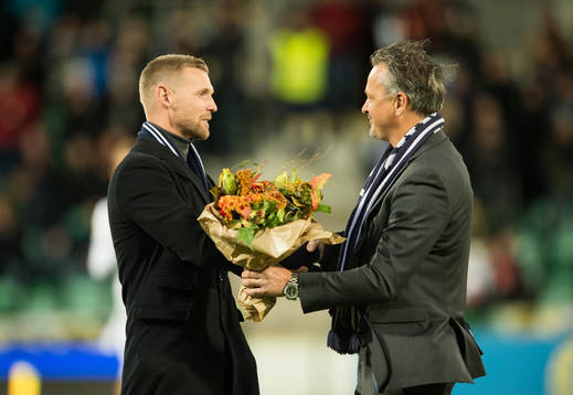 Sundsvalls sportchef Urban Hagblom uppvaktar målvakten