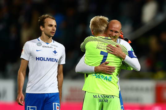 Norrköpings Andreas Johansson kramar om målvakt Isak