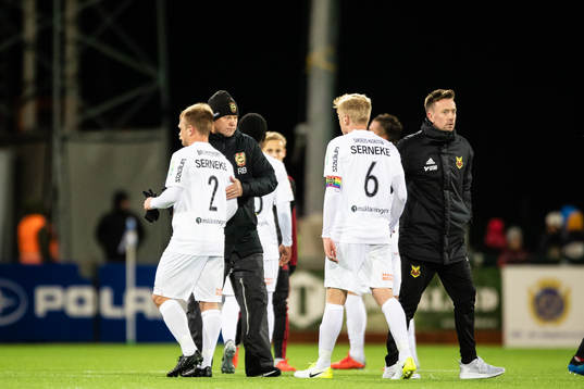 Brommapojkarnas Christopher Brandeborn  blir omkramade av