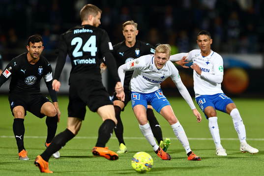 Norrköpings Kalle Holmberg har blicken på Malmö FFs