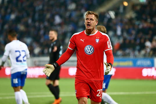 Malmö FFs målvakt Johan Dahlin reagerar