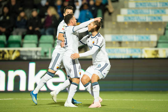 Djurgårdens Kerim Mrabti och Jesper Karlström jublar
