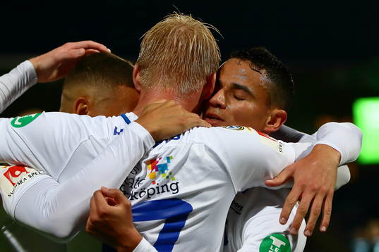 Norrköpings Ian Smith och Jordan Larsson kramas med