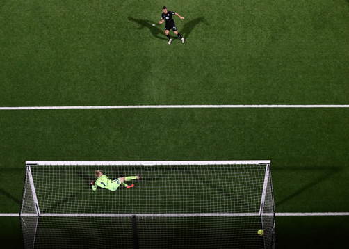 Malmö FFs Marcus Antonsson gör mål 1-1 på straff på