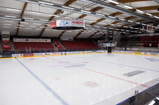 Interiör av Almtuna ishall innan ishockeymatchen i
