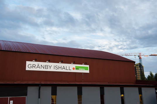 Exteriör av Gränby ishall innan ishockeymatchen i