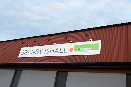 Exteriör av Gränby ishall innan ishockeymatchen i