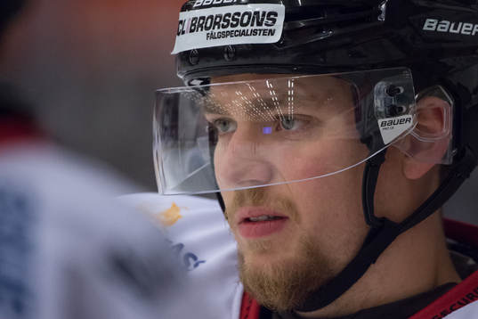 Vita Hästens Kevin Elgestål innan ishockeymatchen i