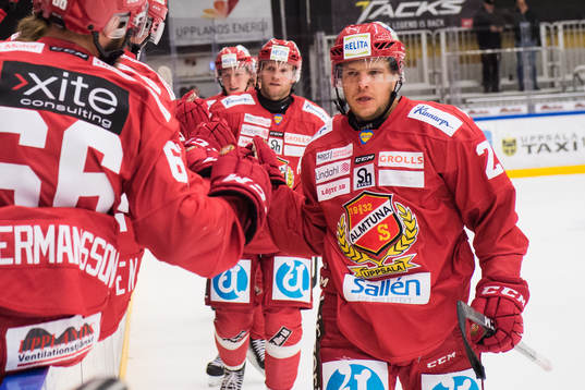Almtunas Lucas Sandström jublar med lagkamrater