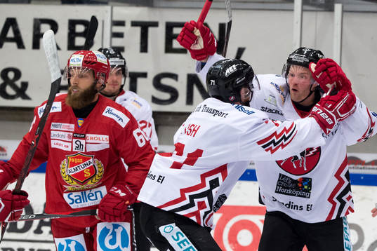 Vita Hästens Jesper Samuelsson jublar med lagkamrat