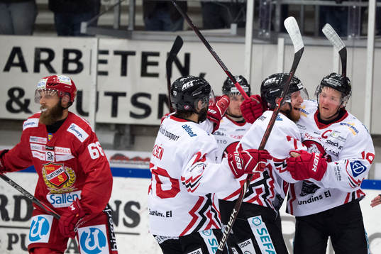 Vita Hästens Jesper Samuelsson jublar med lagkamrater