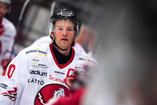 Vita Hästens Jesper Samuelsson jublar med lagkamrater