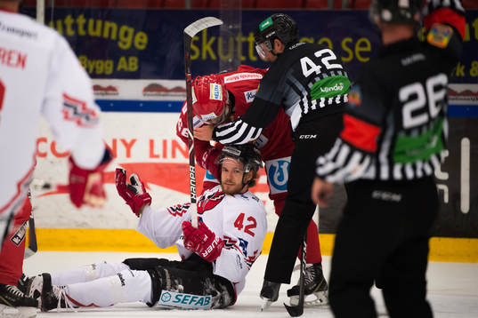 Vita Hästens Lukas Löfquist och Almtunas Måns Hermansson
