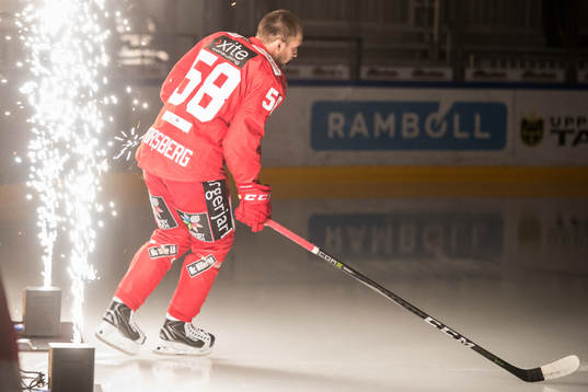 Almtunas Fredrik Forsberg innan ishockeymatchen i
