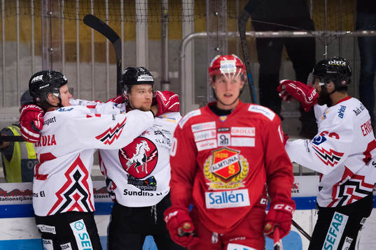 Vita Hästens Kevin Elgestål jublar med Simon Krekula  och