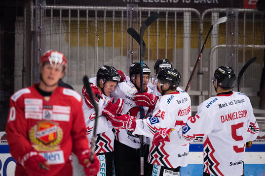 Vita Hästens Kevin Elgestål jublar med lagkamrater