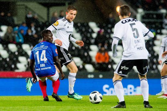 Mohammed Abu of Vålerenga and Yann-Erik de Lanlay of