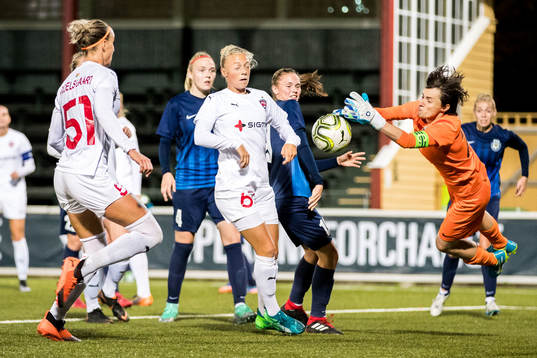 Rjazans målvakt Kateryna Samson slänger sig