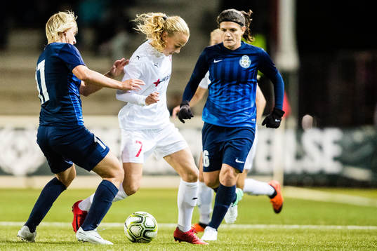 Rosengårds Ebba Wieder tar sig förbi Rjazans Elena