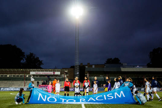 Banderoll med texten No to Racism