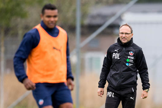 Tränare Per-Ola Ljung och i förgrunden Wanderson Do Carmo