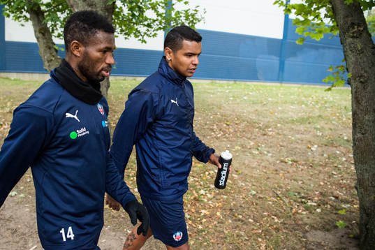 Wanderson Do Carmo och Mohammed Abubakari lämnar planen