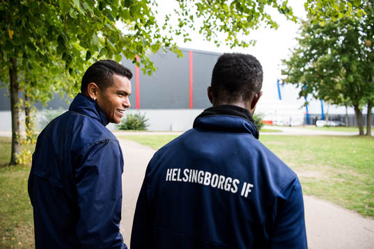 Wanderson Do Carmo och Mohammed Abubakari lämnar planen
