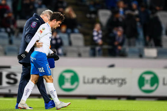 Malmö FFs Alexander Jeremejeff leds av planen
