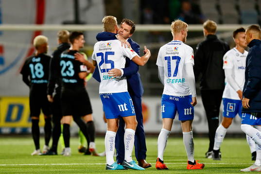 Norrköpings tränare Jens Gustafsson kramar målgörare