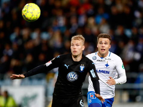 Norrköpings Simon Skrabb bakom Malmö FFs Oscar Lewicki