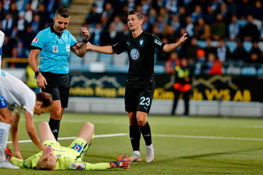 Malmö FFs Marcus Antonsson  reagerar medan Norrköpings