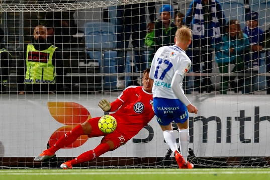 nn17< gör mål 2-1 på straff förbi Malmö FFs målvakt