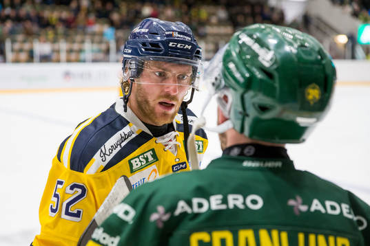 Södertäljes Christopher Liljewall pratar med