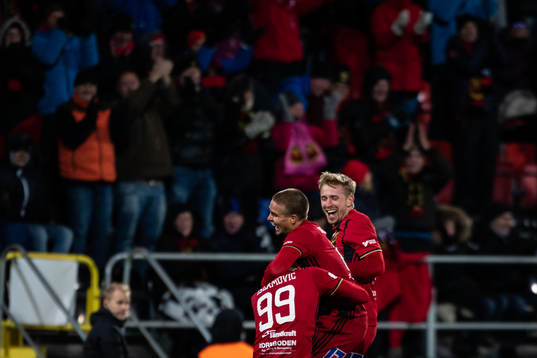 Östersunds Dino Islamovic jublar med Douglas Bergqvist och