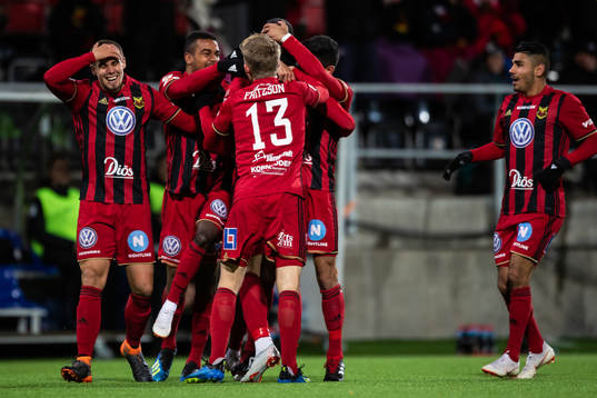 Östersunds Douglas Bergqvist (tv) jublar med lagkamrater