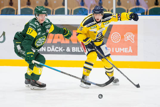 Björklövens Jacob Andersson i kamp om puck med