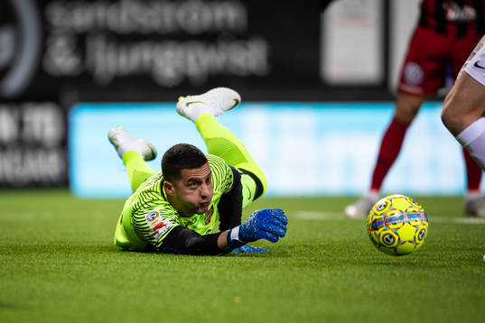 Brommapojkarnas målvakt Nikola Petric