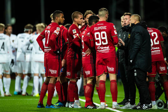 Östersunds tränare Ian Burchnall  pratar taktik