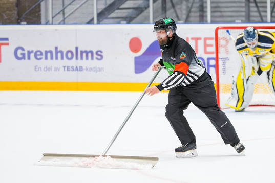 Huvuddomaren Pierre Schilken skrapar insen